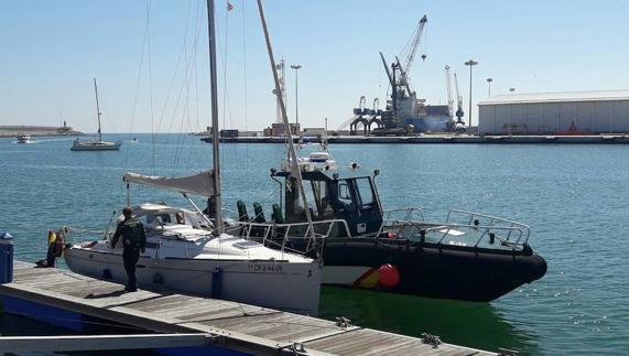 El velero de Francisco Puchol-Quixal aparece varado sin tripulación en la playa de Gandia