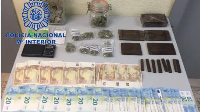 La Policía desmantela un punto de venta de marihuana y hachís al menudeo en el distrito de Marítim