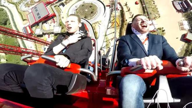 Una paloma se estampa en la cara de un hombre en la nueva montaña rusa de 'Ferrari Land'