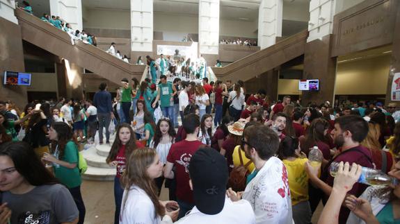 Los nuevos médicos celebran su fiesta de la orla en Blasco Ibáñez y la playa