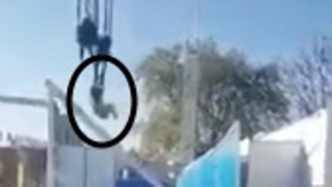 Una mujer se queda colgada de una atracción de feria en París