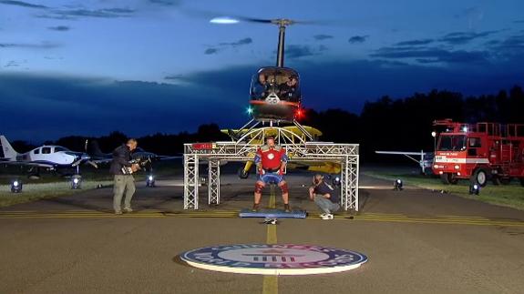 Intenta sostener un helicóptero sobre sus hombros