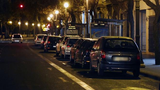 Los hosteleros alertan de que prohibir aparcar en el carril bus pone en peligro 500 empleos