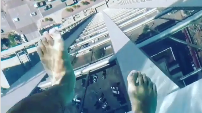 Esta piscina te permite nadar y volar a la vez