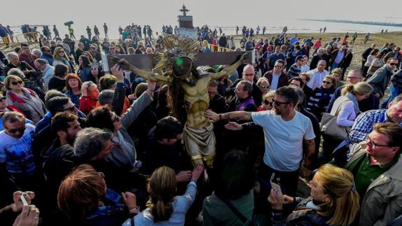 Viernes Santo | Cientos de personas acompañan al Cristo del Salvador hasta la playa en la Semana Santa Marinera