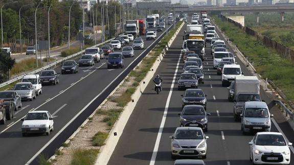 Retenciones de 10 km en la A-31 y de 7 en la A-7 hacia Madrid en la operación regreso de Semana Santa