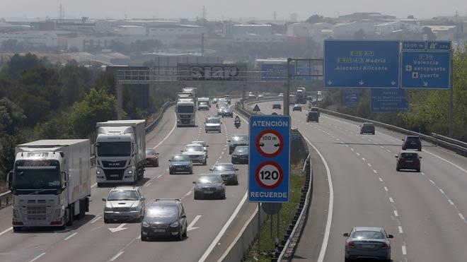 La operación retorno alcanza los 46 kilómetros de circulación lenta en la A-3, la A-7, la AP-7 y la A-31
