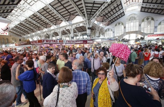 El Mercado Central de Valencia quiere regular el acceso de turistas por los colapsos