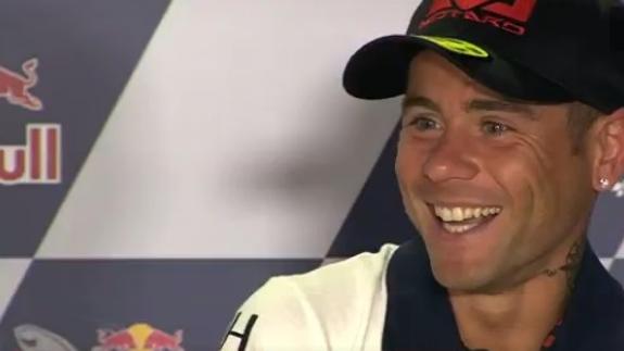 Piden matrimonio a Álvaro Bautista en plena rueda de prensa