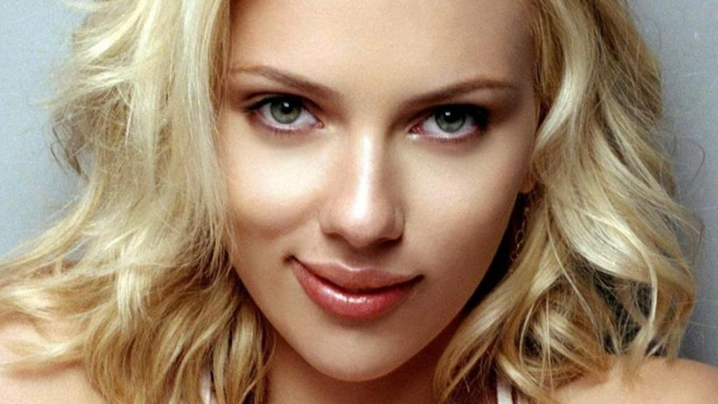 Rescata una foto antigua y descubre que su abuela era clavada a Scarlett Johansson