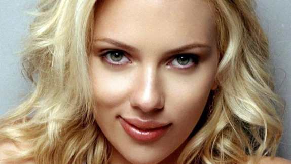 Rescata una foto antigua y descubre que su abuela era clavada a Scarlett Johansson