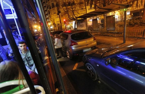 Grezzi pretende prohibir aparcar en el carril bus sin un informe técnico de la EMT