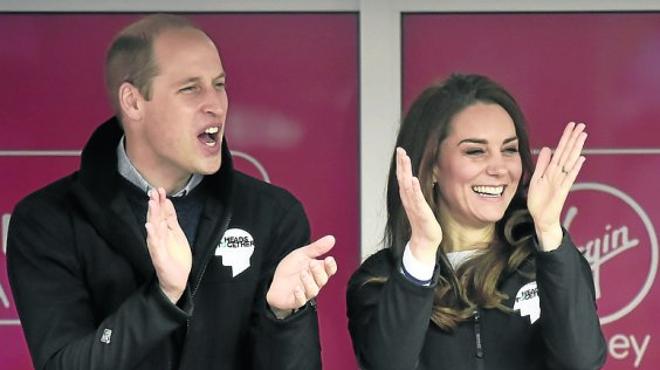Guillermo de Inglaterra y Kate Middleton animan el maratón de Londres