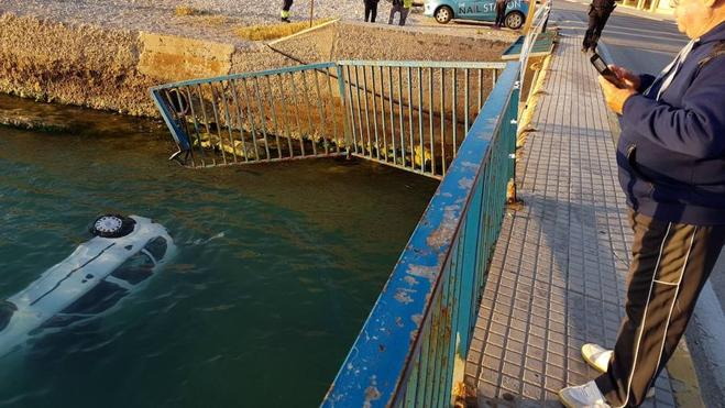 Cae un coche de madrugada al río Gorgos de Xàbia