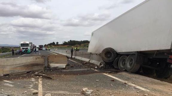 Reabierta la autovía A-3, tras casi 5 horas cortada por un accidente