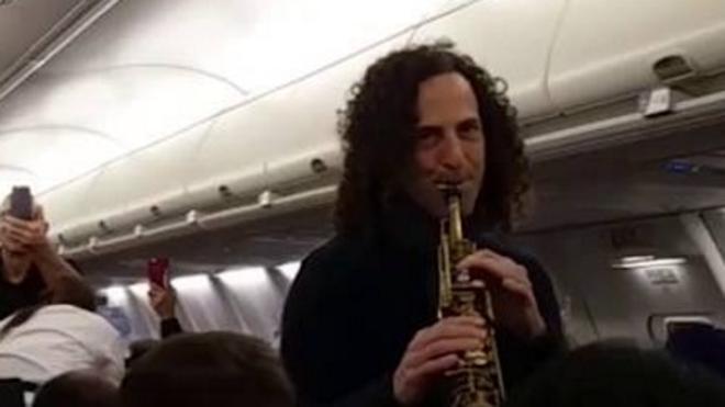 Kenny G sorprende con un improvisado concierto en pleno vuelo