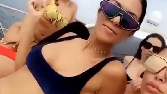 Kim y Kourtney Kardashian bailan 'Despacito' en un yate