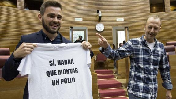 Alexis Marí entrega a Ximo Puig y a Compromís camisetas sobre «montar un pollo»