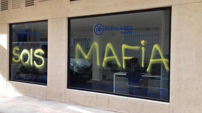 Atacada la sede del PP de Gandia
