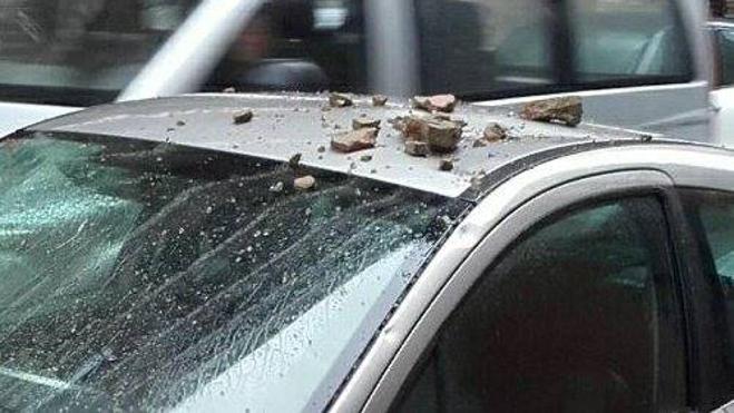 Las lluvias provocan desprendimientos en la fachada de un edificio en Campanar
