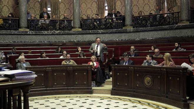 El Ayuntamiento de Valencia deja sin fecha la prohibición de aparcar en el carril bus por las noches