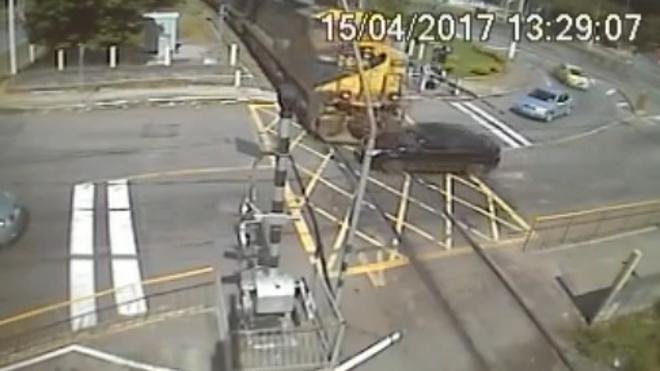 La impactante escena de un tren que arrolla a un coche