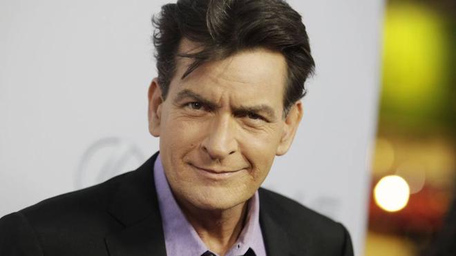 Registran el avión de Charlie Sheen en busca de drogas