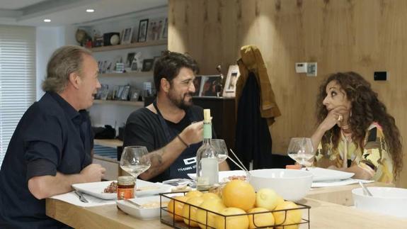 Antonio Orozco recibe a Bertín Osborne en su casa de Sitges