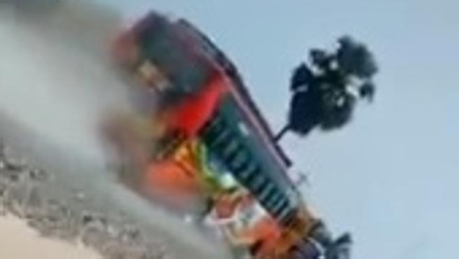 Así se vive una carrera de autobuses a plena luz del día