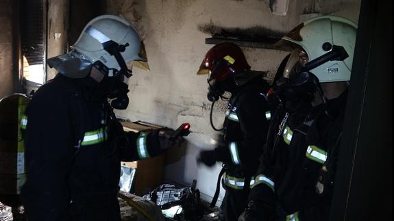 Los bomberos sofocan el incendio de una vivienda de Burriana