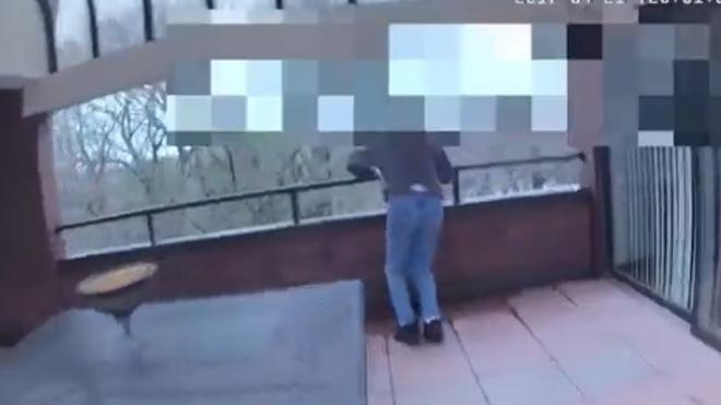 Un policía evita un suicidio 'in extremis'