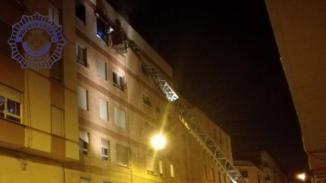 Un bombero herido en la extinción de un incendio en una vivienda de Castellón