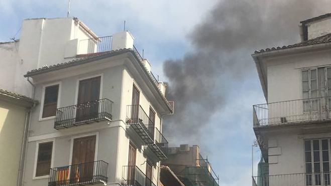 Un incendio en el barrio del Carmen desata la alarma