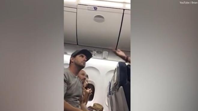 Nueva polémica por la expulsión de una familia de un vuelo de Delta
