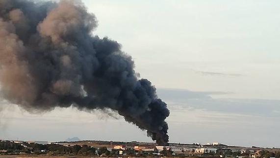 Controlado un incendio en una fábrica de caucho en Santa Pola