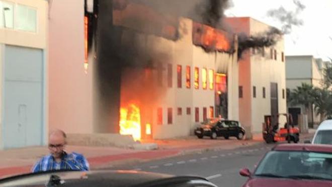 Controlado un incendio en una fábrica de caucho en Santa Pola
