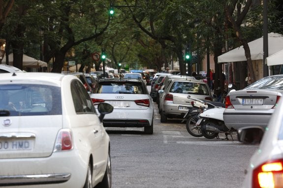 Los bomberos advierten de que no pueden acceder a calles de la Gran Vía de Valencia