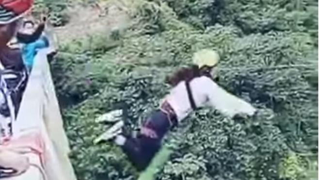 El impactante vídeo de una joven que sufrió un accidente haciendo puenting se hace viral