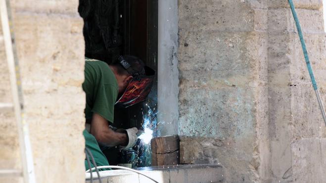 Comienzan los trabajos de reparación de la puerta de la Basílica de la Virgen
