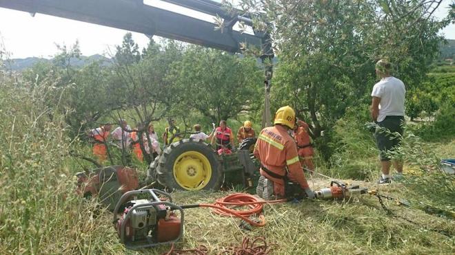 Se queda atrapado al volcar su tractor en L'Olleria