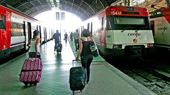 Un hombre impide la circulación de dos trenes en la estación del Norte de Valencia