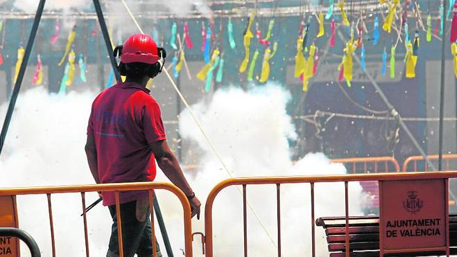 Pirotecnia Aitana dispara la mascletà por la patrona