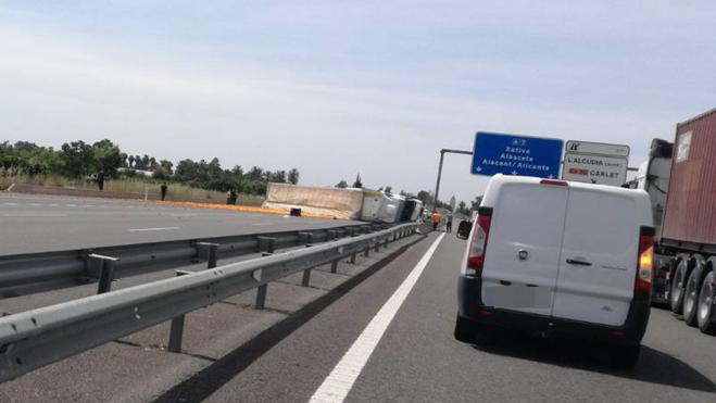 Un camión volcado corta la A-7 en Carlet en sentido Valencia