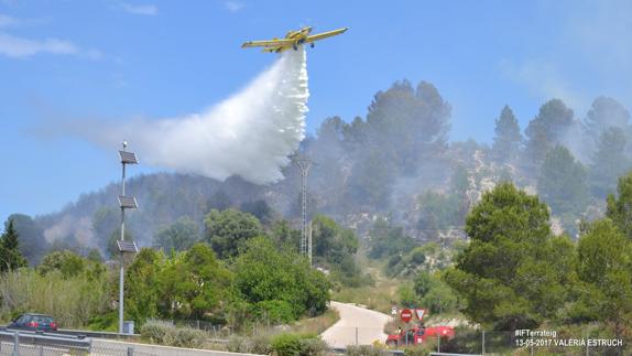 Controlado el incendio forestal en un barranco de Terrateig