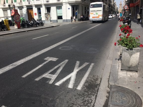 El Ayuntamiento de Valencia suprime la señalización que permite a las motos circular por el carril bus