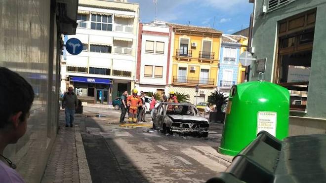Arde un coche en la plaza del Ayuntamiento de Cheste