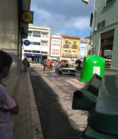 Arde un coche en la plaza del Ayuntamiento de Cheste