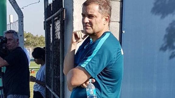 ¿Cómo puede tener tres brazos el hombre de la imagen?