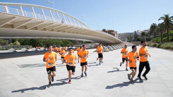 Un millar de corredores disfrutan del deporte y la cerveza en la Beer Runners Valencia