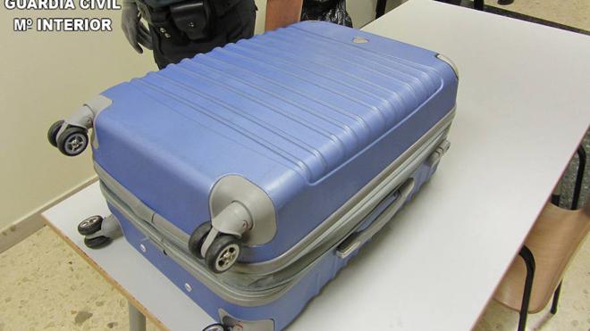 Detenidos dos hombres en Manises por camuflar tres kilos de cocaína en sus maletas